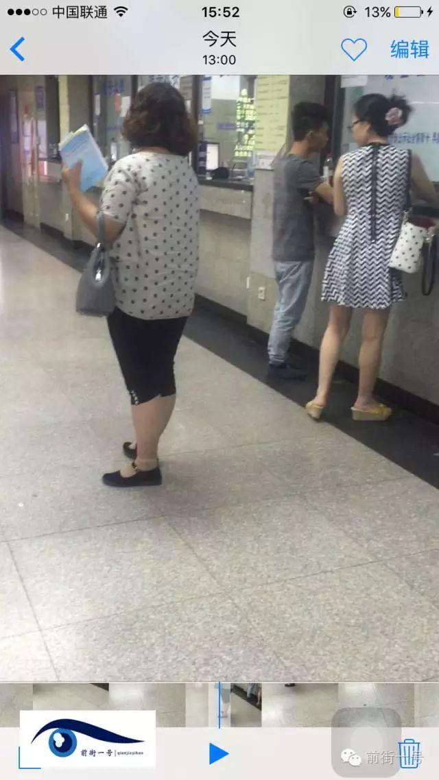 該女子在大廳內(nèi)徘徊發(fā)現(xiàn)女患者便主動上前搭訕。