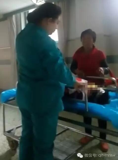 涵涵爸爸告訴《每日新聞》記者：“沒(méi)想到是熱水，大人也沒(méi)看，一時(shí)疏忽，掉進(jìn)去了。抱出來(lái)的時(shí)候這個(gè)皮已經(jīng)掉了。”