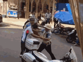 嫌疑男子涉嫌無證駕駛摩托車，且車輛違規(guī)加裝遮陽傘并在行駛時(shí)不戴安全頭盔，辱罵毆打執(zhí)法交警。 本文圖片均來自 廣西梧州在線警務(wù)