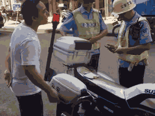 廣西梧州一男子騎車違法加裝遮陽傘，辱罵腳踹執(zhí)法交警被拘