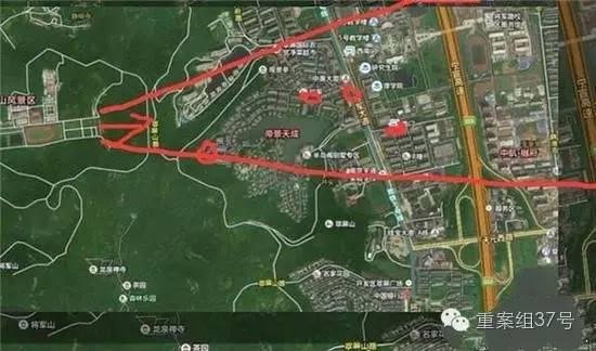 射擊場子彈射出方向（紅箭頭）有多個居民小區(qū) 。 圖片來源：交匯點(diǎn)新聞