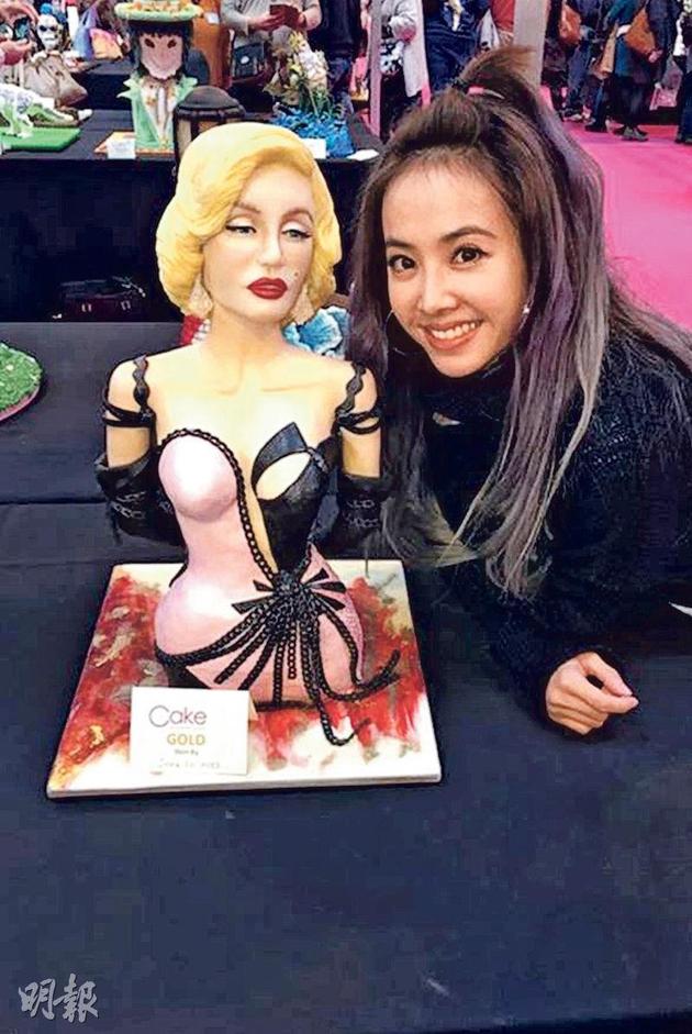 蔡依林讓大家欣賞她的得意之作瑪麗蓮夢(mèng)露翻糖蛋糕。