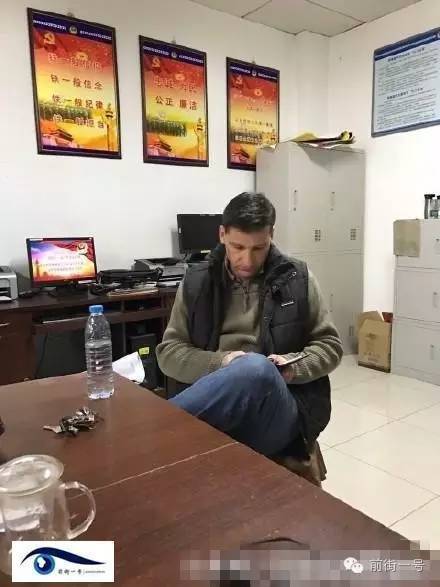 該外籍男子在派出所接受詢問。（網(wǎng)友供圖）