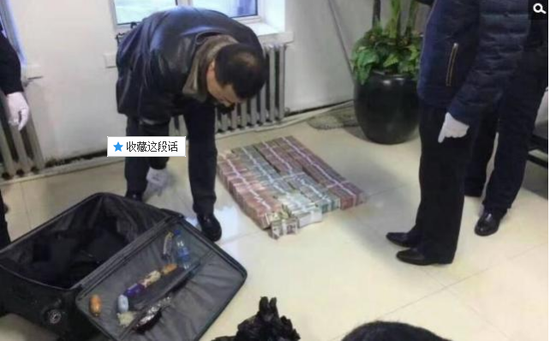 京華時報訊昨天凌晨1點左右，黑龍江省密山市一銀行金庫發(fā)生搶劫案。一名身穿迷彩服男子準(zhǔn)備劫取現(xiàn)金時被發(fā)現(xiàn)，致一名金庫值守人員死亡，隨后棄款而逃。目前，該男子尚未歸案，案件正在全力偵辦中。