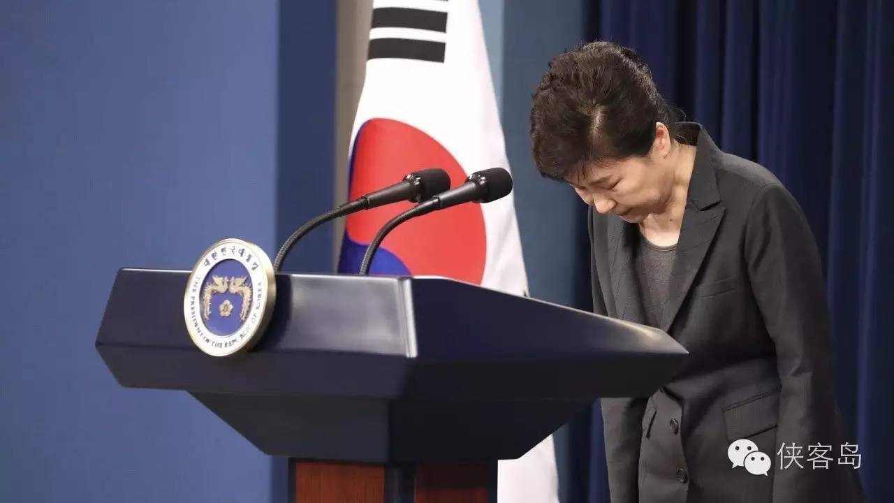 “任憑風(fēng)吹浪打，我自巋然不動”，樸槿惠對于這句詩應(yīng)該是心有戚戚焉。