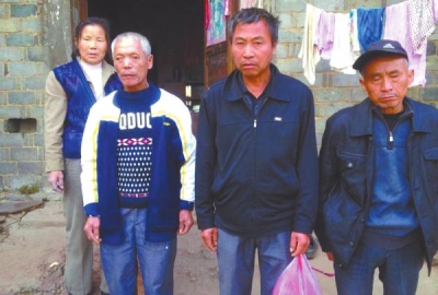 已被判死緩、在獄中服刑的4個村民的家人一直在為兒子喊冤。圖片來自網(wǎng)絡(luò)