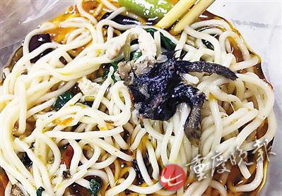 照片顯示，酸菜肉絲面有疑似老鼠腿物體。(圖片來(lái)自網(wǎng)絡(luò))