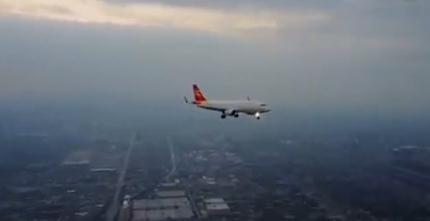 操縱無人機拍攝客機飛行 操縱無人機拍攝客機飛行