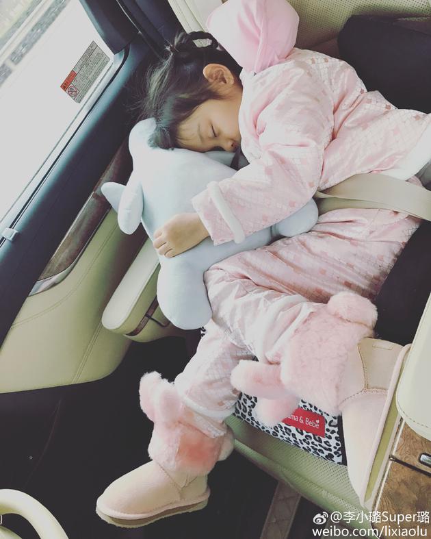 甜馨巧妙回答阿姨問話 網(wǎng)友:段子手已上線 甜馨巧妙回答阿姨問話 網(wǎng)友:段子手已上線