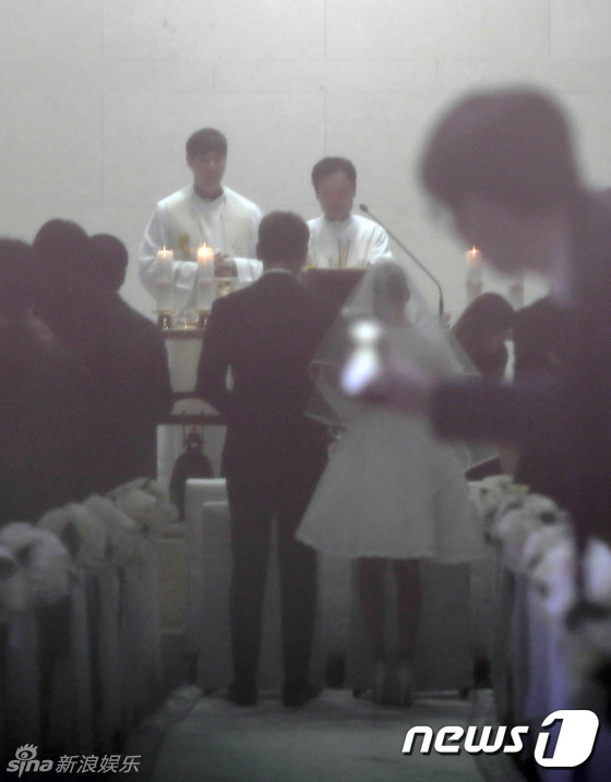 金泰?；槎Y照曝光 穿短裙手挽Rain做彌撒