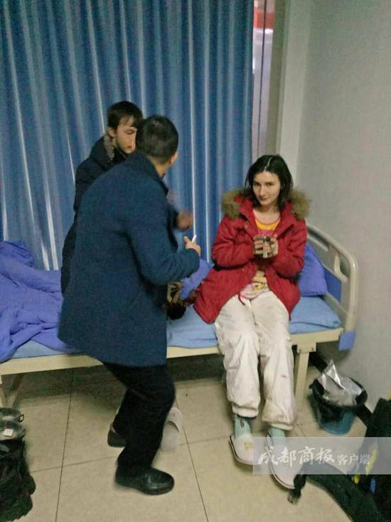 王利鑫說，醫(yī)院工作人員考慮到他們遠(yuǎn)道而來，于是給他們倒上熱水，并試圖打手勢交流。但費了好大勁，也沒辦法搞明白對方的情況，只好向社區(qū)民警求助。翠屏區(qū)西城派出所兩位民警迅速趕到，但雙方仍然語言不通，無法交流。民警見兩名年輕人并無惡意，只好離開了。折騰到晚上10點左右，還是沒辦法溝通。而醫(yī)院作為醫(yī)療機(jī)構(gòu)，又不能留宿不明來歷的外國人。王利鑫只好帶著懂英語的女婿趕到，交流得知對方是一對來自俄羅斯的小夫妻?！八麄冋f到中國‘窮游’，打算從成都到昆明，結(jié)果坐順風(fēng)車來到了宜賓，卻沒錢住賓館?！蓖趵胃嬖V成都商報客戶端記者，兩個年輕人不懂漢語，正好看到中山醫(yī)院標(biāo)識，就闖進(jìn)來打算求宿一晚。