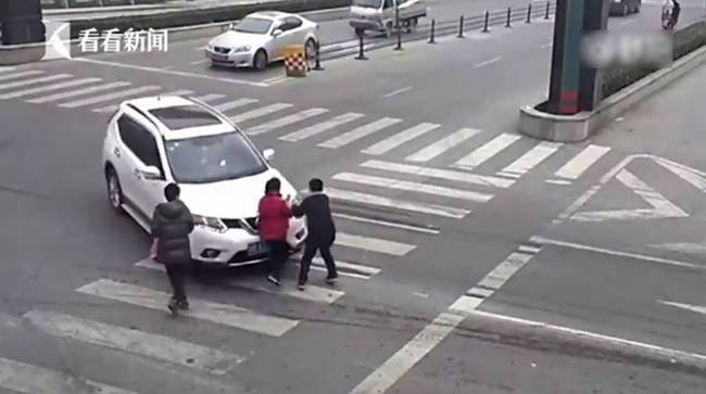 女司機(jī)開(kāi)車(chē)撞飛女孩并碾壓 曾制造8次事故3次撞人