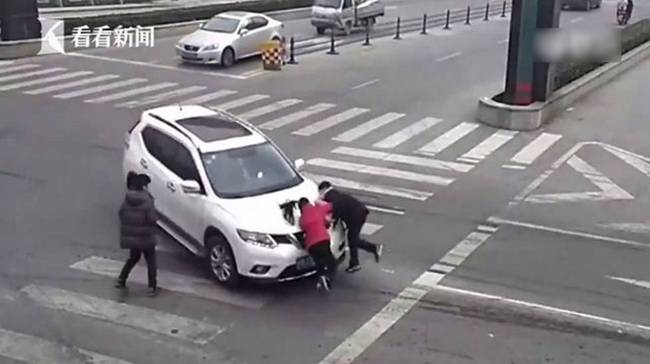 女司機(jī)開(kāi)車(chē)撞飛女孩并碾壓 曾制造8次事故3次撞人