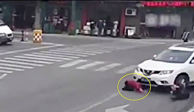 圖為小姑娘被卷進(jìn)車(chē)輪下瞬間。