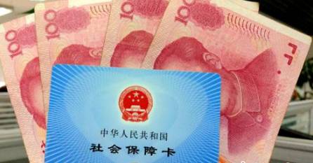 從今年1月1日開(kāi)始，原有的失業(yè)保險(xiǎn)費(fèi)率是1.5%的有22個(gè)省份，包括新疆生產(chǎn)建設(shè)兵團(tuán)，可以在確保失業(yè)保險(xiǎn)金按時(shí)足額發(fā)放、穩(wěn)崗補(bǔ)貼順利實(shí)施的基礎(chǔ)上，可以降低0.5個(gè)百分點(diǎn)。個(gè)人的費(fèi)率不超過(guò)單位的費(fèi)率。