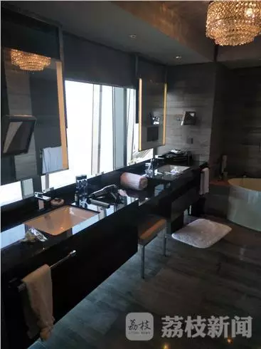 何女士表示無意中看到淋浴間外側的玻璃映射出幾個人影。