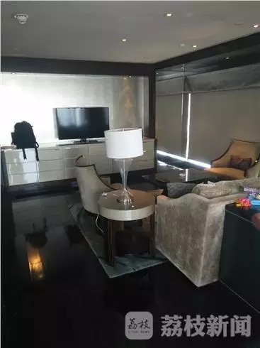 何女士稱當時自己正在換衣服，順眼看了一下窗外，就看到了幾個人影，其中一個人拿著手機，三個男的朝這邊望。何女士表示，剛開始還以為是出現(xiàn)了幻覺，后來發(fā)現(xiàn)，玻璃中的映射人影就是隔壁房間的住客。