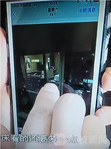 酒店前廳負責人李經理：我們去詢問過，警察也詢問過，警察有錄音，他說他沒有錄像，第一個人說肯定沒有錄像，第二個人沒有口頭保證。對于何女士反映的晚間玻璃外墻變成“鏡子”反光的情況子。負責人表示，在客人入住酒店的時候，酒店工作人員一般會對客人進行提醒，要求客人將房間的窗紗全部關閉，不過這一說法卻遭到了何女士的否認。酒店前廳負責人李經理稱，這個雙層玻璃的設計是環(huán)保設計，冬暖夏涼，如果是單層冬天會非常冷。