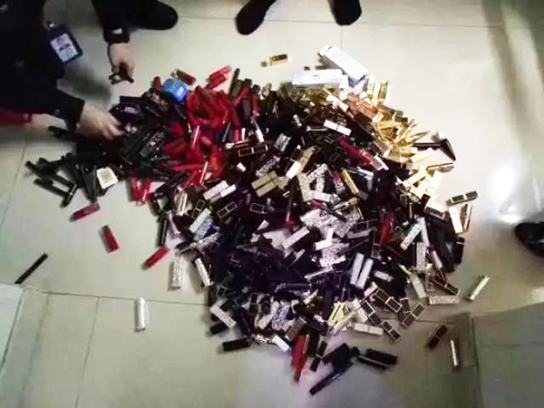 民警搜查出來的口紅。