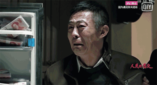 查案人員搜出的2.3億現(xiàn)金，從銀行運來十二臺點鈔機，竟然燒壞了六臺。