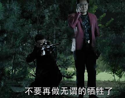 《人民的名義》原著小說有這么一段：趙瑞龍要找殺手殺了侯亮平，結(jié)果趙瑞龍的三姐發(fā)話：侯亮平要是死了趙瑞龍也要死!這就說明了大boss趙立春沒把握在侯死后的各方反應(yīng)中護住兒子趙瑞龍，因此，這就告訴了讀者，侯亮平的背景絕對不比趙立春差!