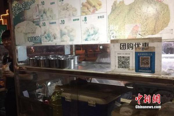 不少小商販都用上掃碼支付。中新網(wǎng) 吳濤 攝