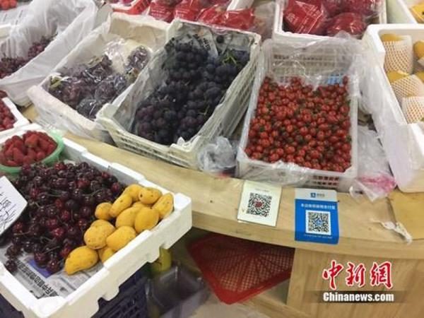 某水果攤，收款二維碼貼在顯眼位置。中新網(wǎng) 吳濤 攝