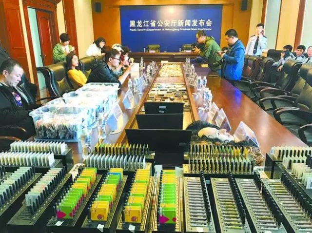 神秘土豪34歲賬上8000萬(wàn) 取錢還戴人皮面具 神秘土豪34歲賬上8000萬(wàn) 取錢還戴人皮面具