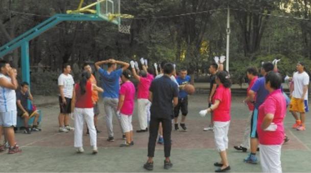 小伙為打籃球與廣場(chǎng)舞大媽搶地 揮拳相向 小伙為打籃球與廣場(chǎng)舞大媽搶地 揮拳相向