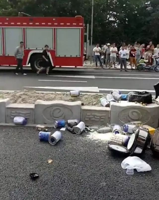 不值！小車四腳朝天司機(jī)身亡 死者只為偷幾罐奶粉