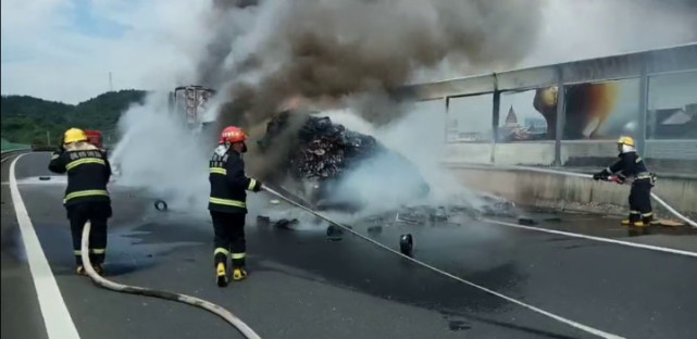 一車(chē)貨燒光 司機(jī)才知道車(chē)?yán)镉?00個(gè)滅火器 一車(chē)貨燒光 司機(jī)才知道車(chē)?yán)镉?00個(gè)滅火器