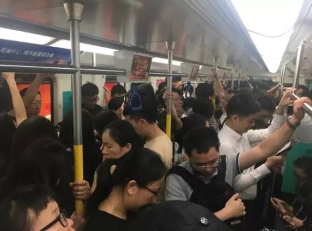 尷尬了！深圳地鐵首開(kāi)女性車(chē)廂 結(jié)果塞滿男乘客