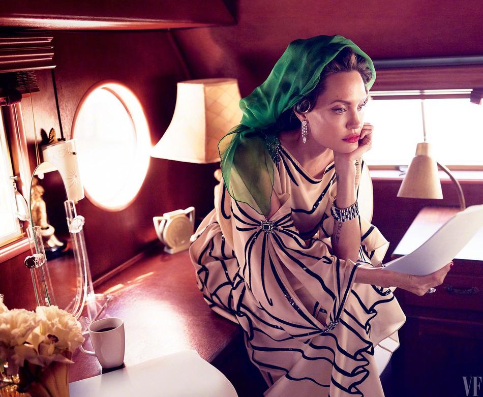 朱莉被診斷患上面神經(jīng)麻痹 半邊臉會(huì)垮 朱莉被診斷患上面神經(jīng)麻痹 半邊臉會(huì)垮