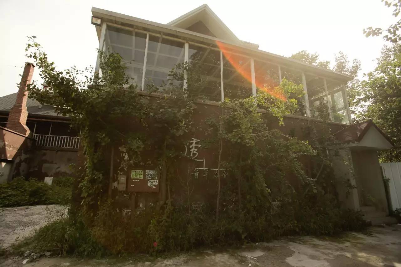 ▲失戀博物館位于北京市通州區(qū)宋莊鎮(zhèn)的一個重創(chuàng)空間內(nèi)，這里是一個藝術(shù)家集聚區(qū)。