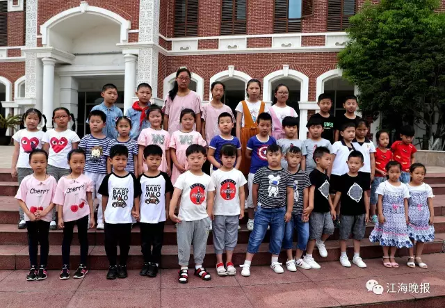  （一年級新生13對雙胞胎和初一新生4對雙胞胎一起合影。）