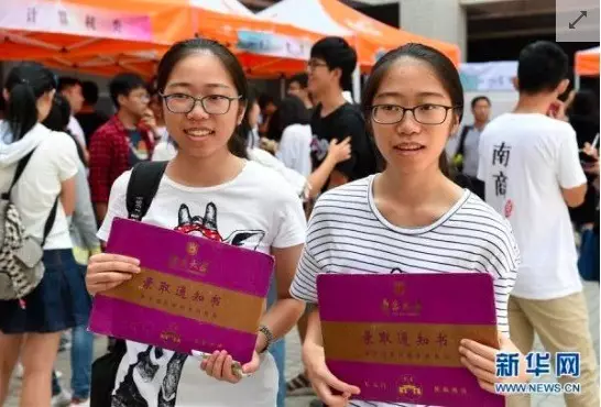 雙胞胎新生董悅爾、董聽