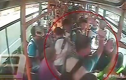 視頻截圖：青島男子嫌讓座慢腳踹掌摑學生。圖片來源：青島市公安局市北分局官方微博