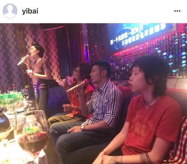 王菲母女跟李榮浩一起唱K，竇靖童的表情亮了
