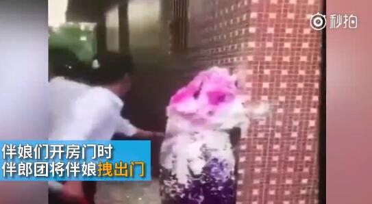 據(jù)澎湃新聞消息，近日廣東江門(mén)開(kāi)平某村又現(xiàn)惡俗婚鬧。男方兄弟團(tuán)去接新娘的時(shí)候，先用彩帶對(duì)著姐妹團(tuán)狂噴，后來(lái)甚至有人用滅火器直接噴伴娘面部，害的伴娘差點(diǎn)被送進(jìn)醫(yī)院。