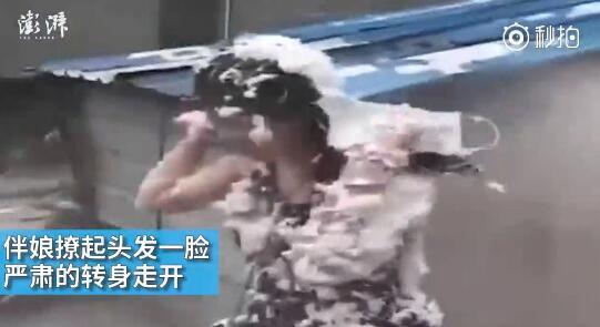 視頻中可以看到，雖然伴娘事先有穿雨衣防備，但在被伴郎團(tuán)圍攻時(shí)，雨衣被拔下，更過(guò)分的是，有人還用滅火器直接對(duì)著她的臉噴。后來(lái)伴娘好像是生氣了，撩起頭發(fā)一臉嚴(yán)肅的轉(zhuǎn)身走開(kāi)。