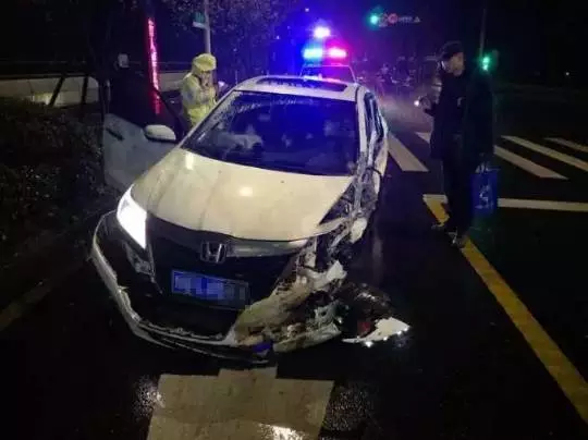 今天凌晨，杭州一對環(huán)衛(wèi)工夫婦被車撞進錢塘江