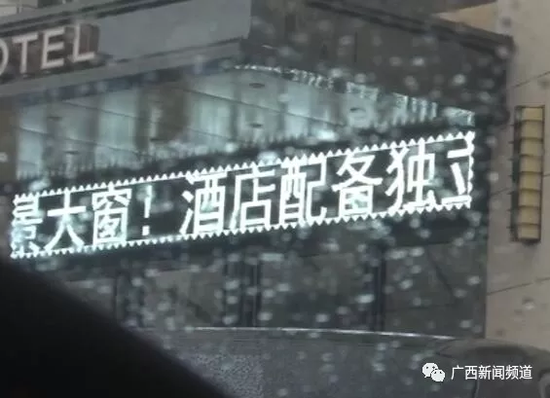 于是，民警將這一情況匯報給指揮中心，請求120醫(yī)護人員到達現(xiàn)場急救。