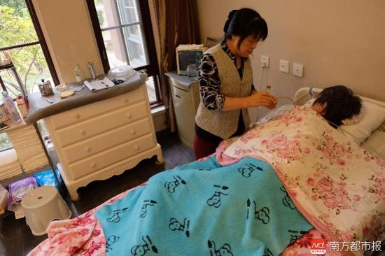 張津華進(jìn)食只能靠營(yíng)養(yǎng)粉鼻飼。（羅逸爵 攝）