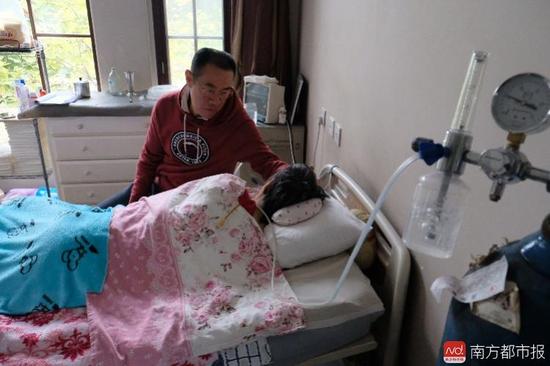 氧氣的轟隆聲，一刻不停地在這個(gè)家里“吵”了九年多。（羅逸爵 攝）