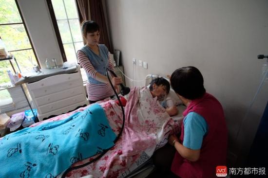 每次排痰，張津華就會(huì)癲癇發(fā)作，這是她腦部?jī)H有的電信號(hào)。（羅逸爵 攝）