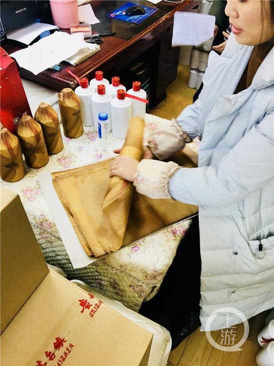 正在對白酒進行包裝處理的經(jīng)營戶。