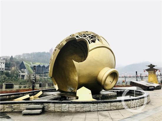 △茅臺鎮(zhèn)1915廣場著名的“壇碎”雕塑。