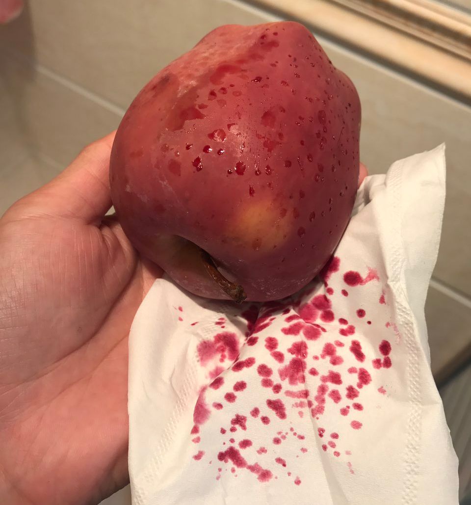 嚇懵！女子用熱水泡蘋果結(jié)果冒出血珠 咋回事？