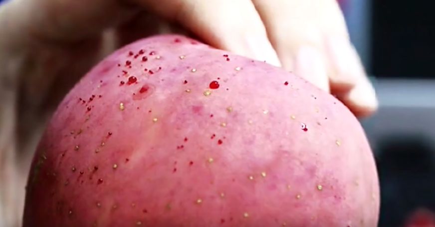 嚇懵！女子用熱水泡蘋果結(jié)果冒出血珠 咋回事？