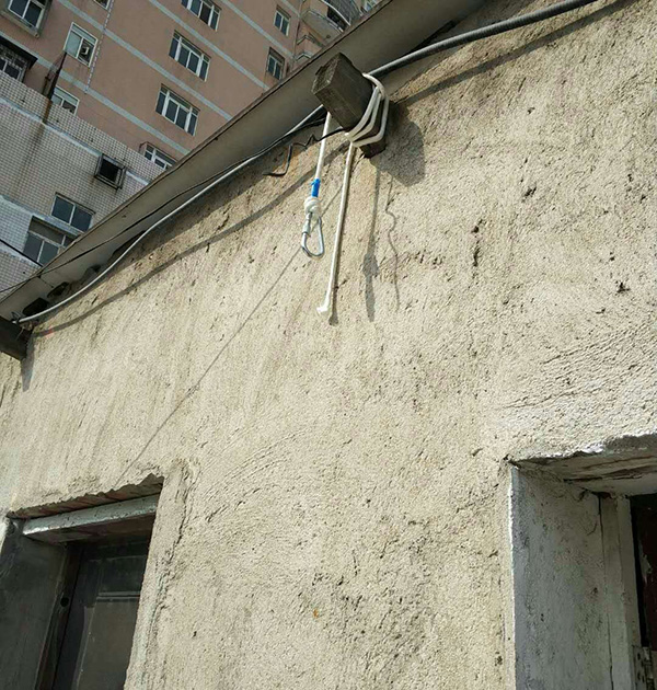 懸掛的登山繩子和房梁。